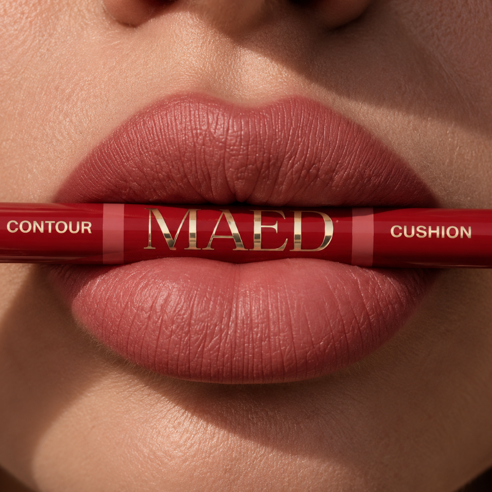 Maed Duet Satin + Matte Long Wear Lip Liner MAED Duet Satin + Matte Long Wear Lip Liner - zbliżenie na usta w eleganckim, przygaszonym różowo-brązowym odcieniu nude z matowym wykończeniem. Dwustronna konturówka do ust MAED w czerwonym opakowaniu ze złotym logo, prezentująca efekt precyzyjnie podkreślonych i wymodelowanych ust.