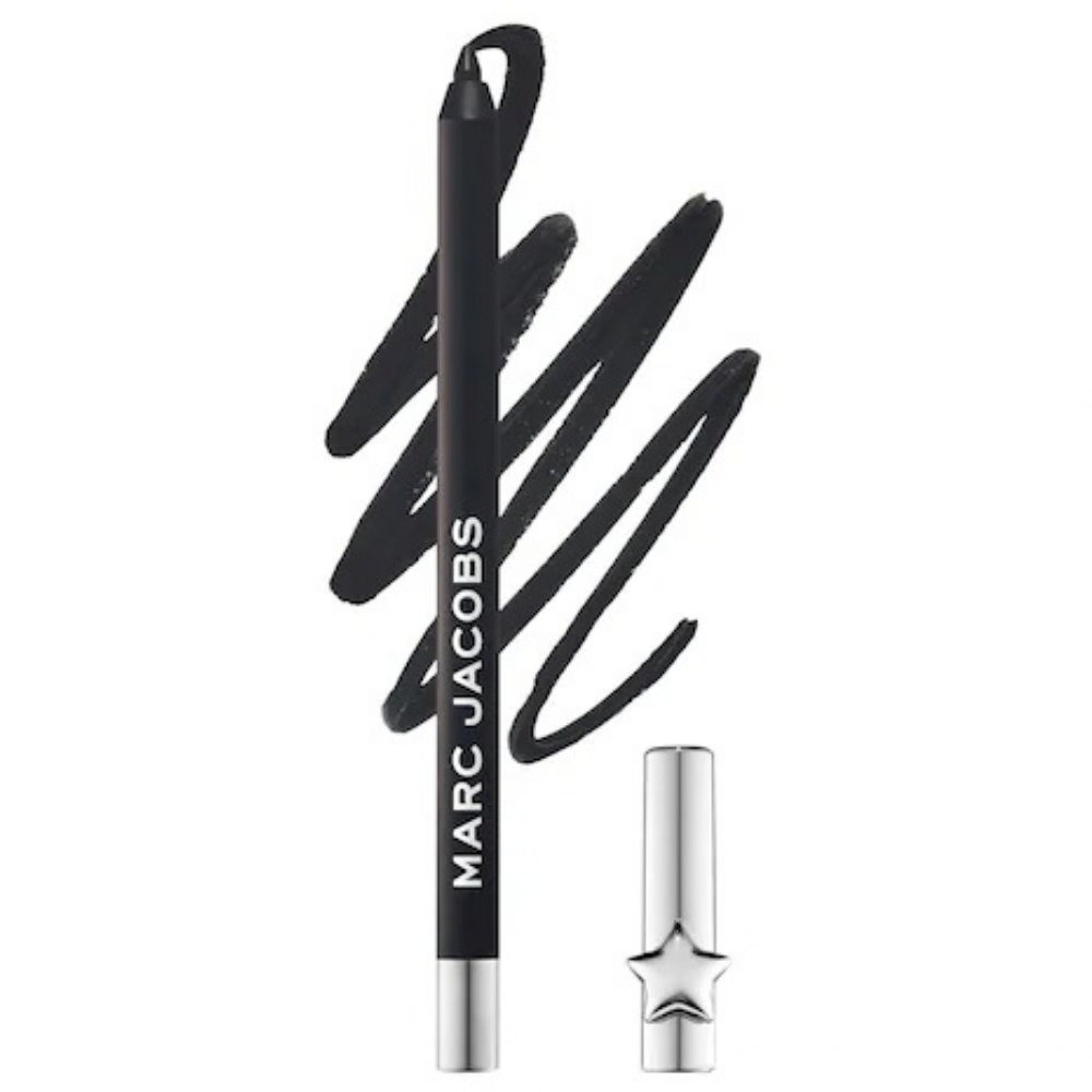Marc Jacobs Beauty Drawn This Way Marc Jacobs Beauty Drawn This Way Waterproof Gel Eyeliner - czarna wodoodporna kredka żelowa do oczu ze srebrną nasadką w kształcie gwiazdy, przedstawiona na tle intensywnego czarnego swatcha.