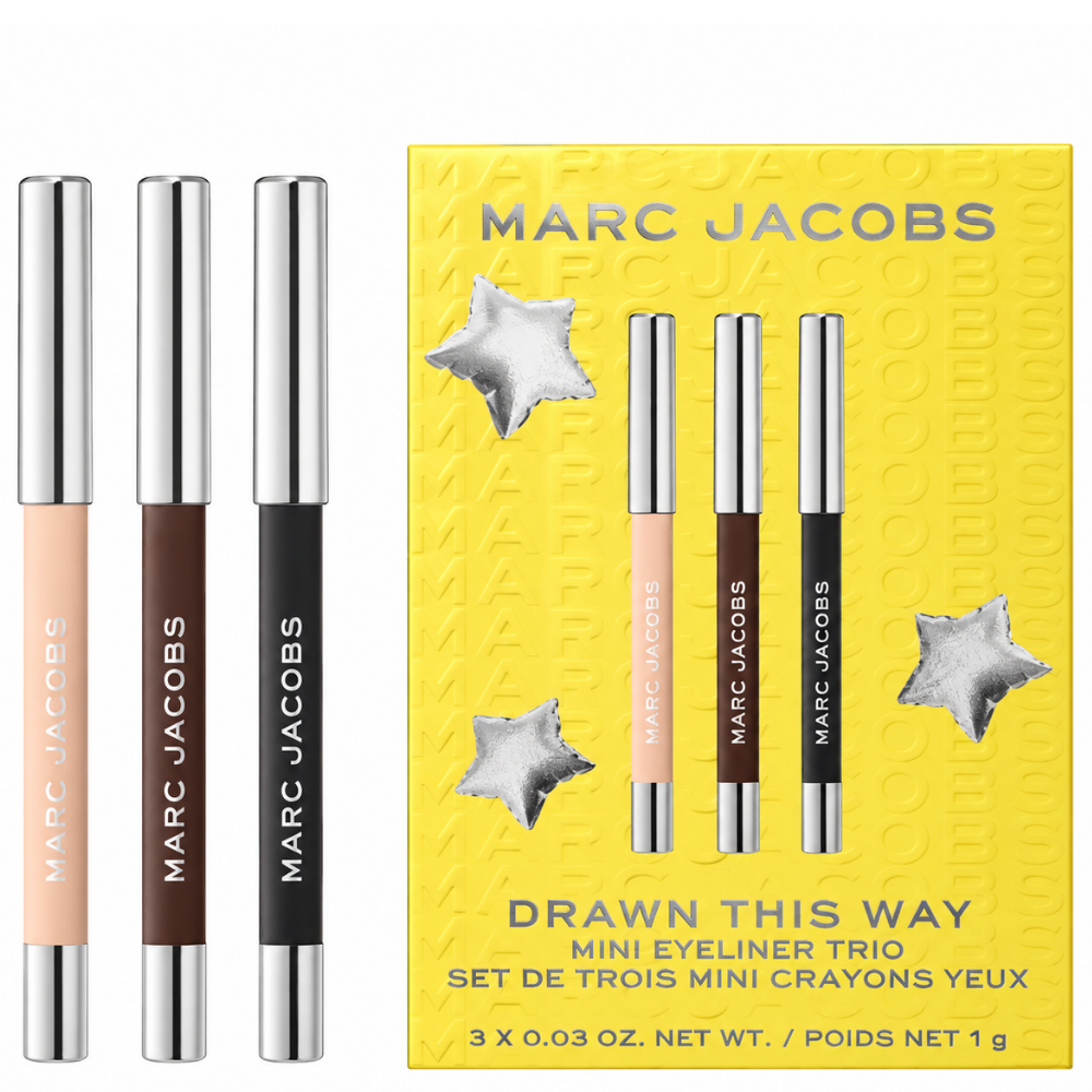 Marc Jacobs Drawn This Way Mini Eyeliner Trio - trzy odcienie, jedno hipnotyzujące spojrzenie Marc Jacobs Drawn This Way Mini Eyeliner Trio - zestaw trzech mini kredek do oczu w odcieniach 110 Nude Attitude, 160 You Wish i 200 No Shade. Kredki z metalicznymi srebrnymi wykończeniami obok żółtego opakowania Marc Jacobs ozdobionego srebrnymi gwiazdkami.
