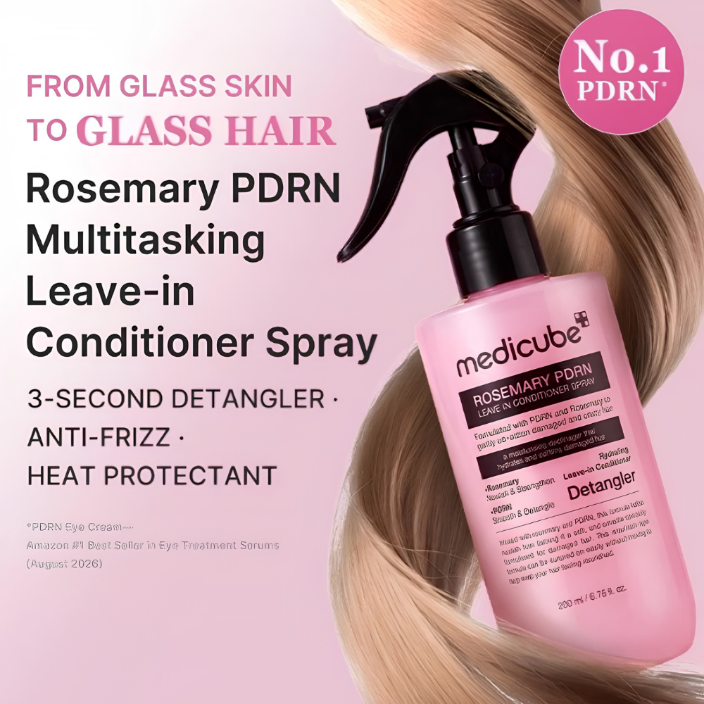 Medicube Rosemary PDRN Leave In Conditioner Spray Medicube Rosemary PDRN Leave In Conditioner Spray 200 ml - wielofunkcyjna odżywka bez spłukiwania z PDRN i rozmarynem, ułatwiająca rozczesywanie w 3 sekundy, ograniczająca puszenie i zapewniająca ochronę termiczną. Różowa butelka z czarnym atomizerem na tle lśniących blond włosów, grafika promująca efekt glass hair.
