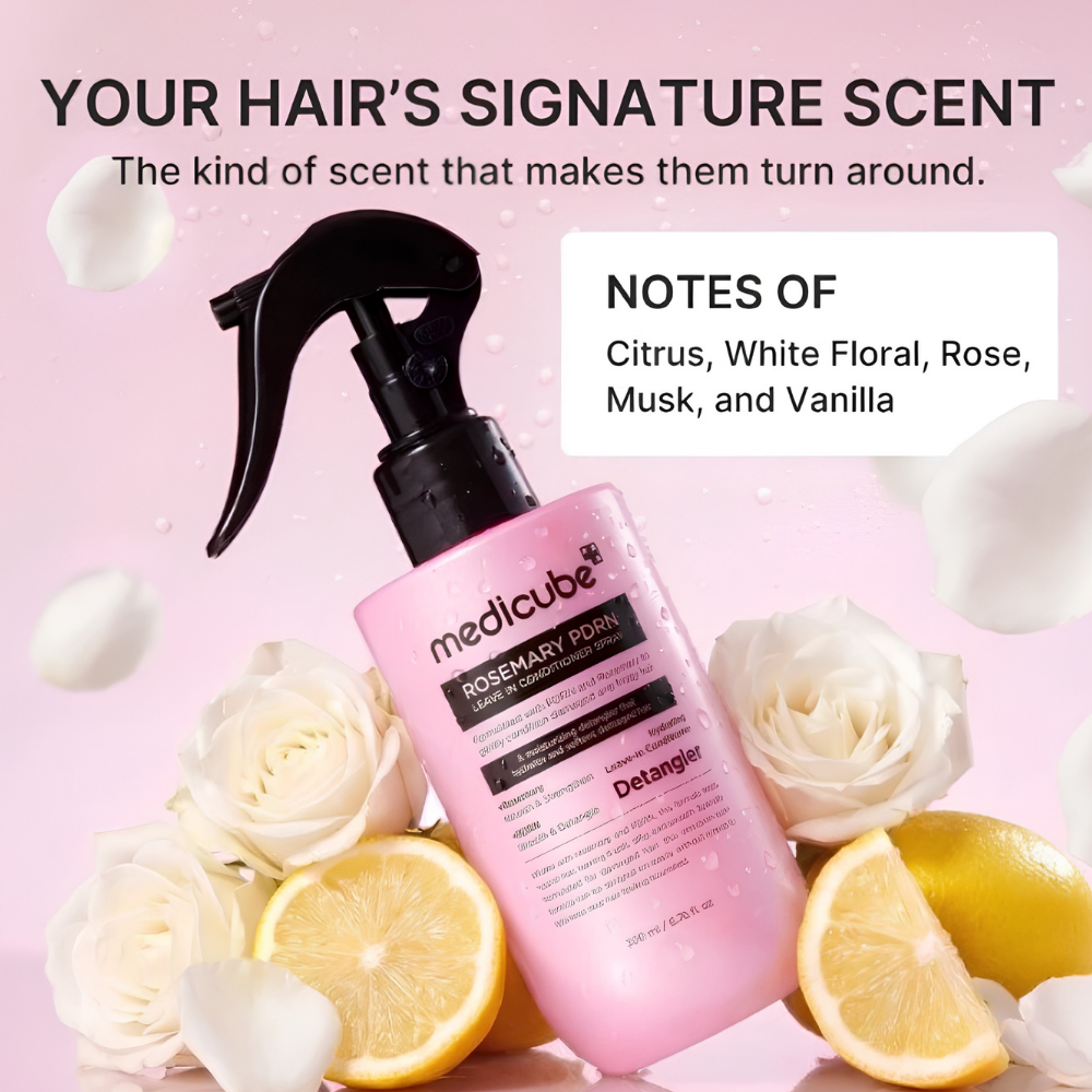 Medicube Rosemary PDRN Leave In Conditioner Spray (3) Medicube Rosemary PDRN Leave In Conditioner Spray 200 ml - odżywka do włosów bez spłukiwania z PDRN i rozmarynem, o nutach cytrusów, białych kwiatów, róży, piżma i wanilii. Różowa butelka z czarnym atomizerem w otoczeniu białych róż i cytryn na pastelowym tle, grafika prezentująca kompozycję zapachową produktu.