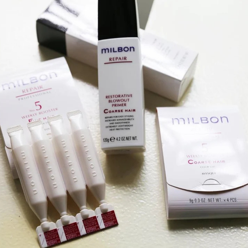 Milbon Repair No.5 Weekly Booster Fine Hair (3) 3. Grafika - Milbon Repair No. 5 Fine Hair Milbon Repair No. 5 Weekly Booster Fine Hair - japońska maska regenerująca do włosów cienkich, delikatnych i zniszczonych. Białe opakowanie z fioletowo-różowym napisem Milbon Repair Professional, na pastelowym różowym tle z kwiatami. 4. Grafika - zestaw Milbon Repair Fine Hair Milbon Repair No. 5 Weekly Booster Fine Hair - profesjonalna kuracja regenerująca do włosów cienkich i osłabionych. Białe opakowanie Milbon Repair Professional oraz cztery ampułki po 9 g, przeznaczone do cotygodniowej pielęgnacji włosów farbowanych i zniszczonych.