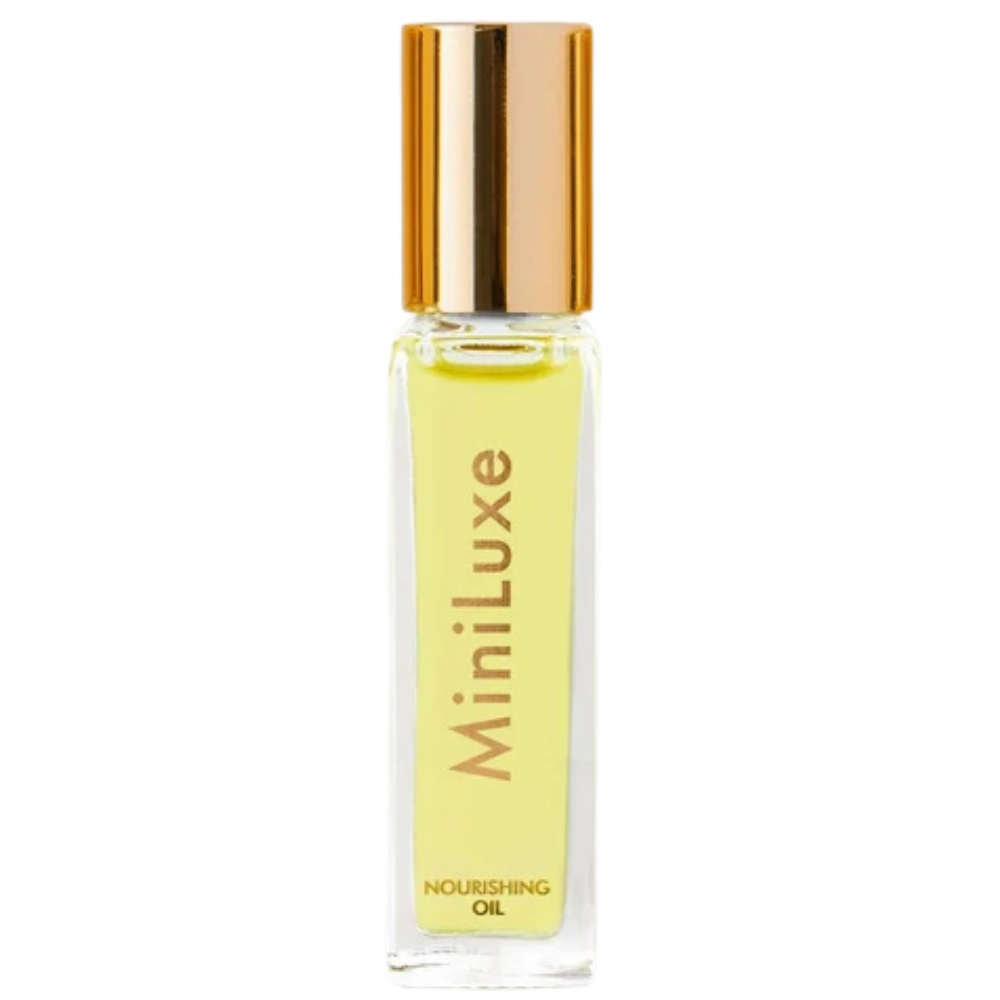 Mini Luxe Nourishing Cuticle Oil (2) Odżywcza oliwka do skórek i paznokci MiniLuxe Nourishing Oil w przezroczystej szklanej buteleczce ze złotą nakrętką. Jasnożółty olejek i minimalistyczne opakowanie na białym tle.