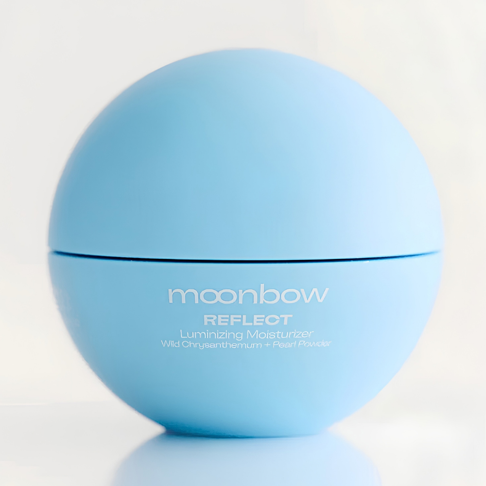 Moonbow Reflect Luminizing Moisturizer Moonbow Reflect Luminizing Moisturizer - niebieski krem nawilżająco-rozświetlający do twarzy z dziką chryzantemą i pudrem perłowym, w charakterystycznym kulistym opakowaniu.