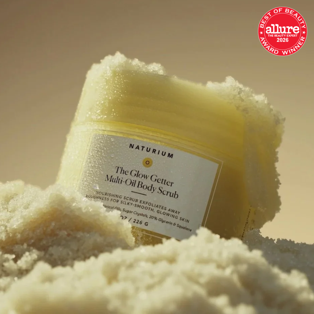 Naturium The Glow Getter Multi Oil Body Scrub Naturium The Glow Getter Multi-Oil Body Scrub - odżywczy peeling do ciała z olejkami, kryształkami cukru, gliceryną i skwalanem, przedstawiony w kremowej konsystencji peelingu. Produkt wyróżniony nagrodą Allure Best of Beauty 2026.