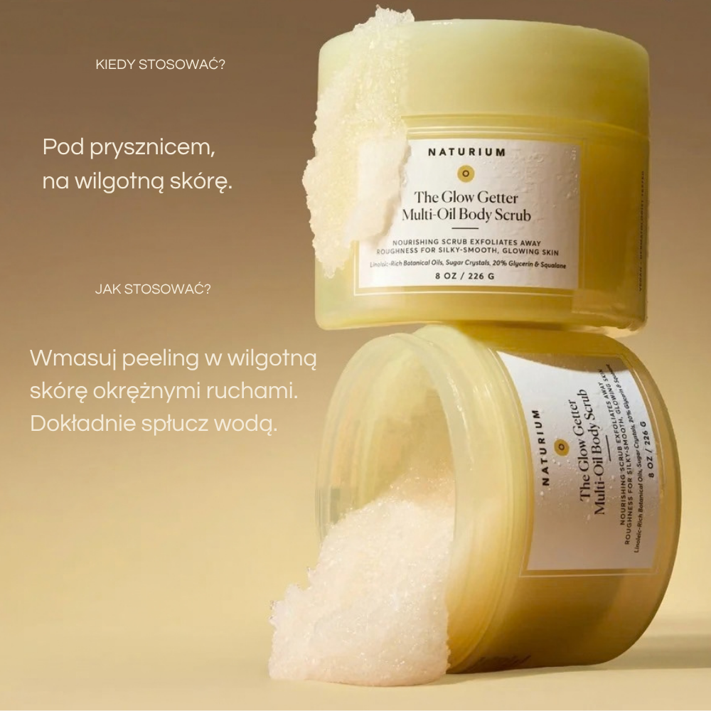 Naturium The Glow Getter Multi Oil Body Scrub Dwa opakowania peelingu do ciała Naturium The Glow Getter Multi-Oil Body Scrub na beżowo-złotym tle, z widoczną kremową konsystencją produktu. Grafika przedstawia sposób użycia peelingu - aplikację na wilgotną skórę pod prysznicem, masaż okrężnymi ruchami i spłukanie wodą.