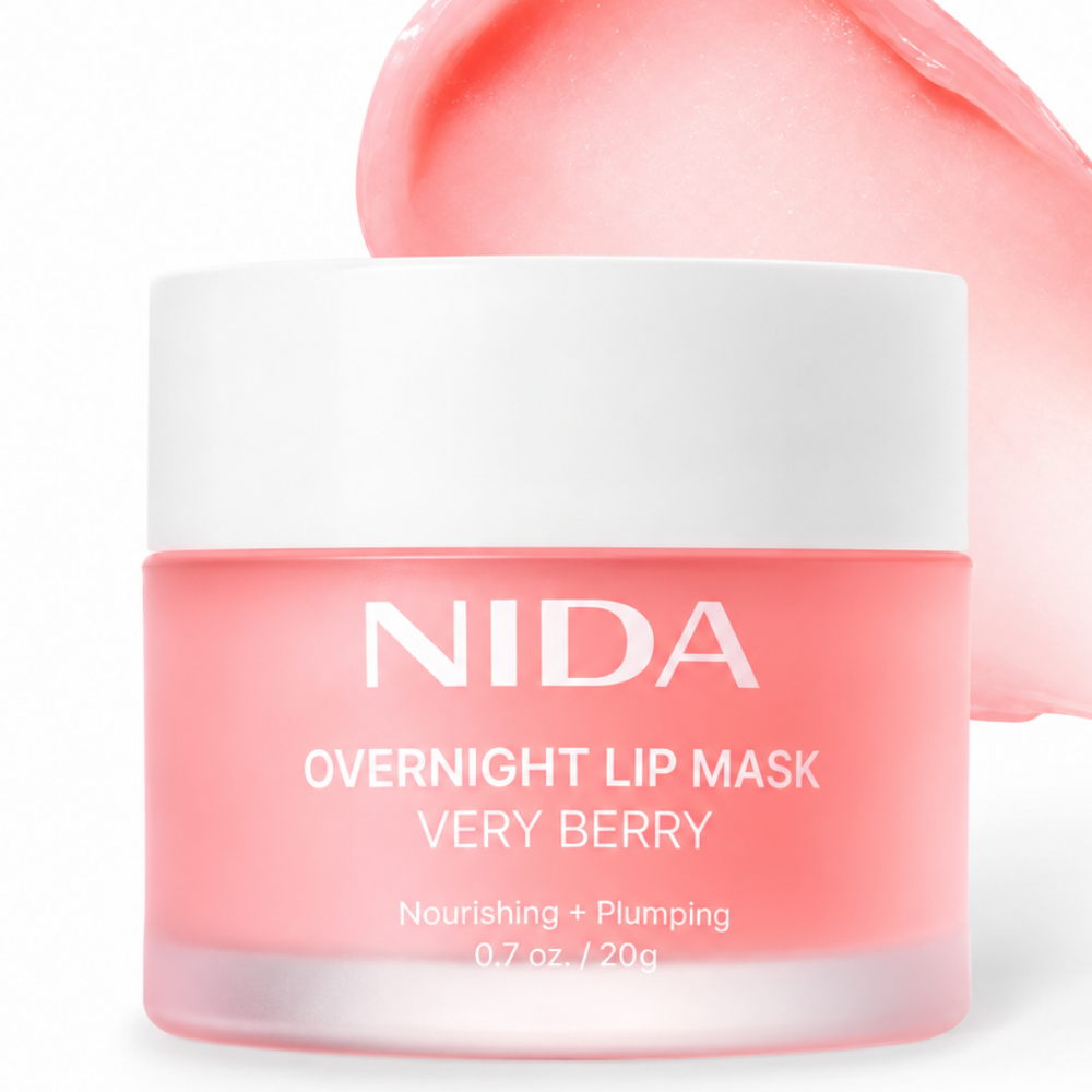 Nida Overnight Lip Mask Very Berry - nocna maska na miękkie i pełniejsze usta NIDA Overnight Lip Mask Very Berry 20 g - koreańska maska do ust z kompleksem trzech form kwasu hialuronowego, witaminą E i ekstraktem z żurawiny. Różowy słoiczek z białą nakrętką na jasnym tle z błyszczącą, różową próbką konsystencji kosmetyku.
