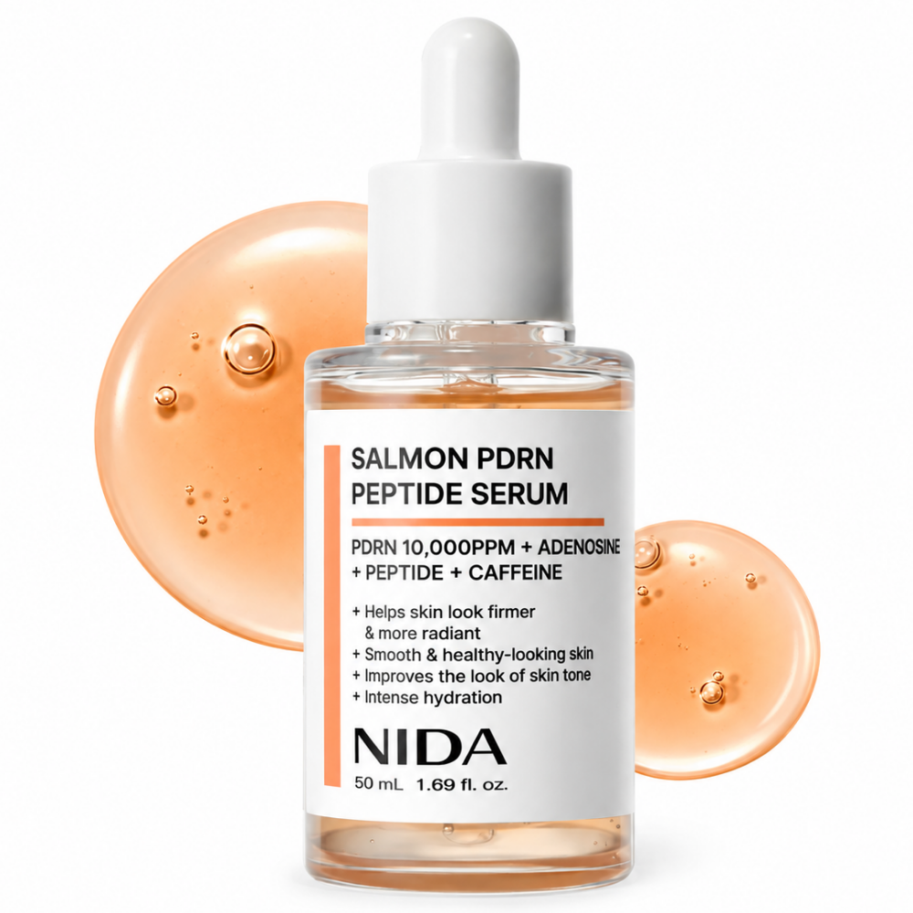 Nida Salmon PDRN Peptide Serum - gładka i promienna cera bez zmarszczek NIDA Salmon PDRN Peptide Serum 50 ml - serum do twarzy z 1% PDRN z łososia, peptydami, adenozyną i kofeiną. Przezroczysta szklana buteleczka z białą pipetą, pomarańczowym serum i etykietą NIDA na białym tle z dekoracyjnymi kroplami żelu.