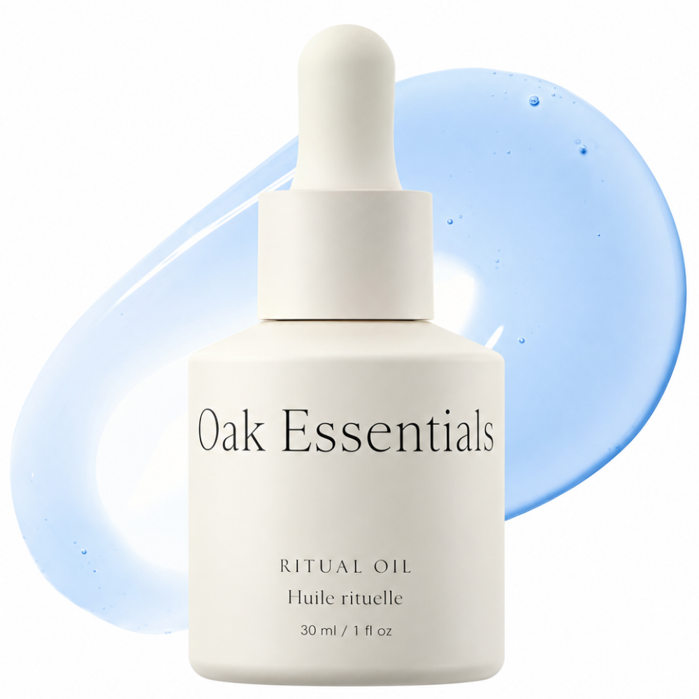 Oak Essentials Ritual Oil Oak Essentials Ritual Oil - nawilżający olejek do twarzy z Blue Tansy w butelce z pipetą, przedstawiony na tle niebieskiej, olejkowej tekstury. Lekka pielęgnacja dla skóry suchej, mieszanej i wrażliwej.