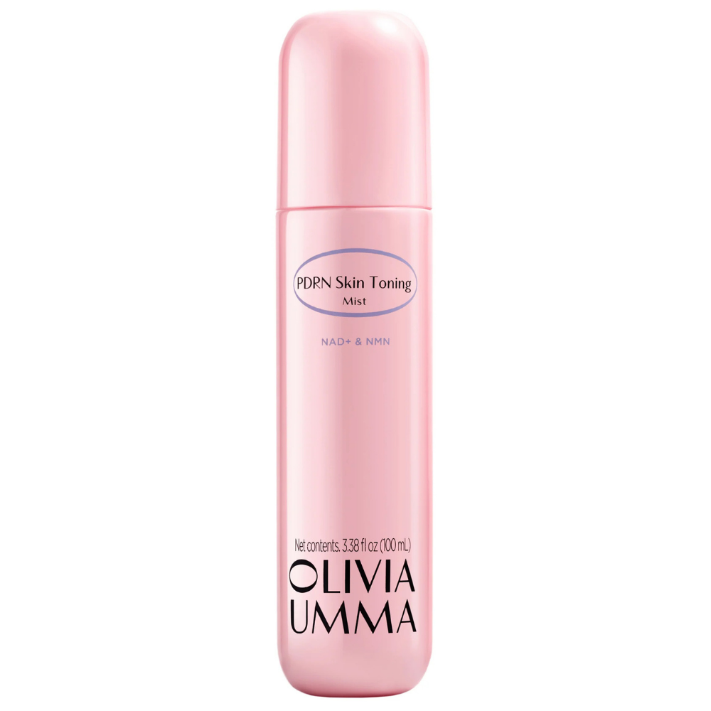 Olivia Umma PDRN Skin Toning Mist - różowy reset dla spragnionej skóry Olivia Umma PDRN Skin Toning Mist 100 ml – nawilżająca i odświeżająca mgiełka do twarzy z PDRN, NAD+ i NMN. Minimalistyczny packshot przedstawia smukłą, pasteloworóżową butelkę z zaokrągloną nasadką, fioletową owalną etykietą i czarnym logo Olivia Umma na białym tle.