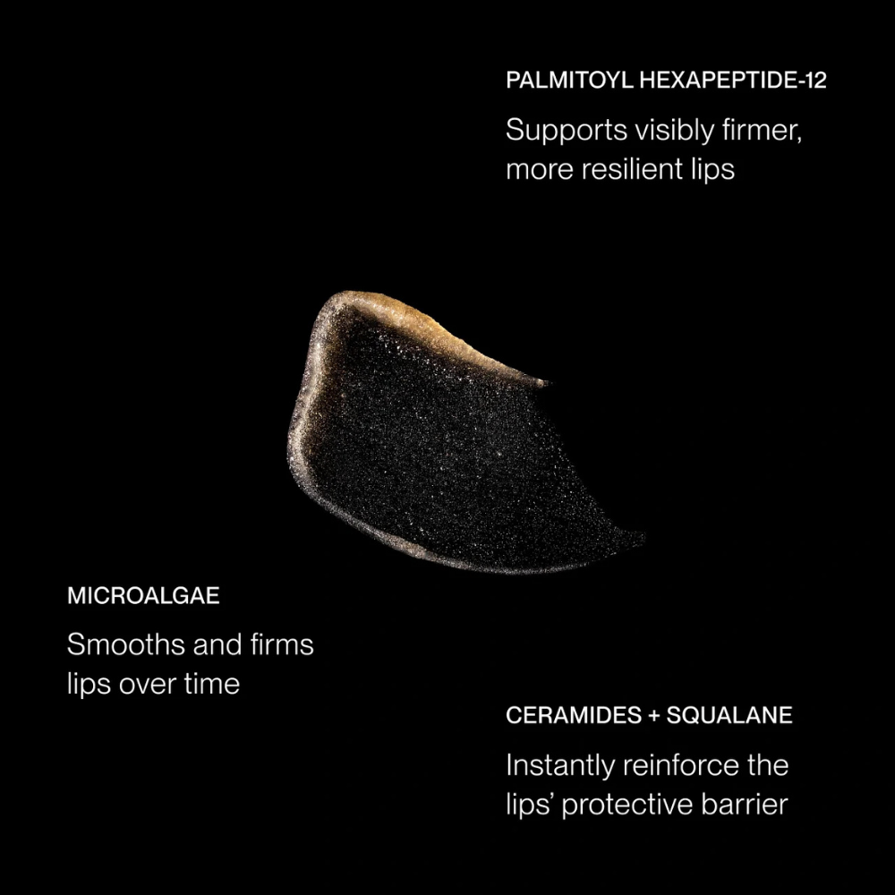 One Skin Os 01 Lip Peptide Lip Mask (5) ONE SKIN Lip Mask - odżywcza maska do ust z peptydem Palmitoyl Hexapeptide-12, mikroalgami, ceramidami i skwalanem. Składniki aktywne pomagają poprawić jędrność i gładkość ust, wspierają ich elastyczność oraz wzmacniają naturalną barierę ochronną. Grafika przedstawia złocistą konsystencję kosmetyku na czarnym tle.