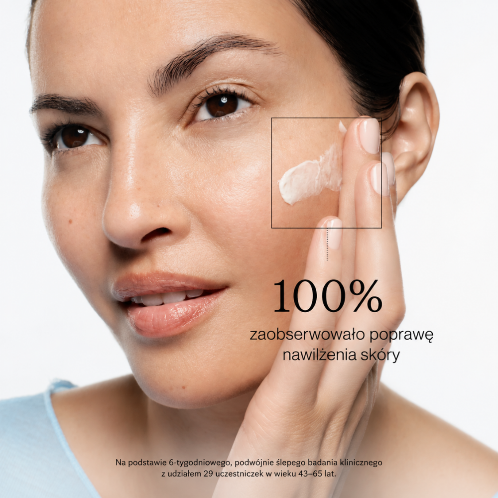 OneSkin OS 01 Face Rich Cream - długowieczność twojej skóry zaczyna się tutaj (7) OneSkin OS-01 Face Rich Cream - poprawa nawilżenia skóry - modelka aplikująca krem na policzek; grafika informuje, że 100% uczestniczek badania zaobserwowało poprawę nawilżenia skóry.