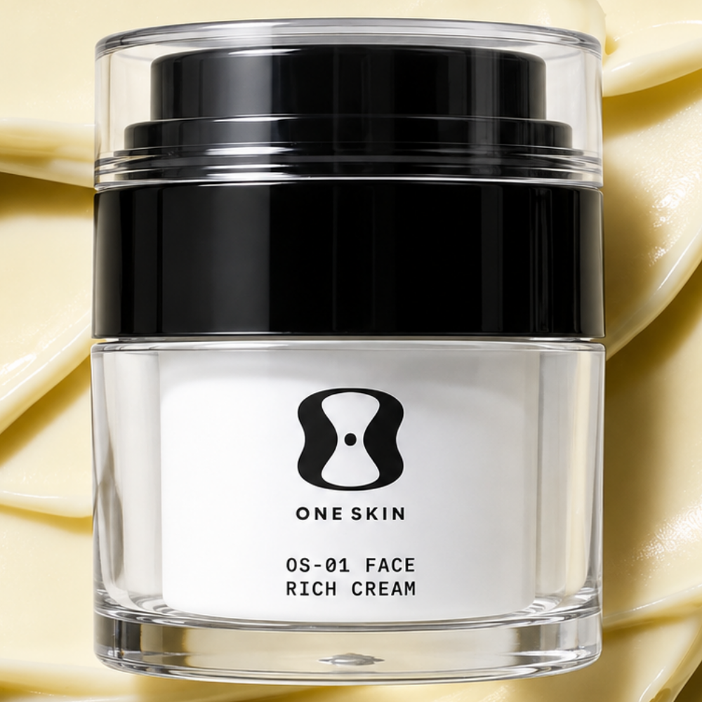 OneSkin OS 01 Face Rich Cream - długowieczność twojej skóry zaczyna się tutaj OneSkin OS-01 Face Rich Cream - luksusowy krem do twarzy - zbliżenie opakowania OneSkin OS-01 Face Rich Cream na tle kremowej, bogatej konsystencji produktu.