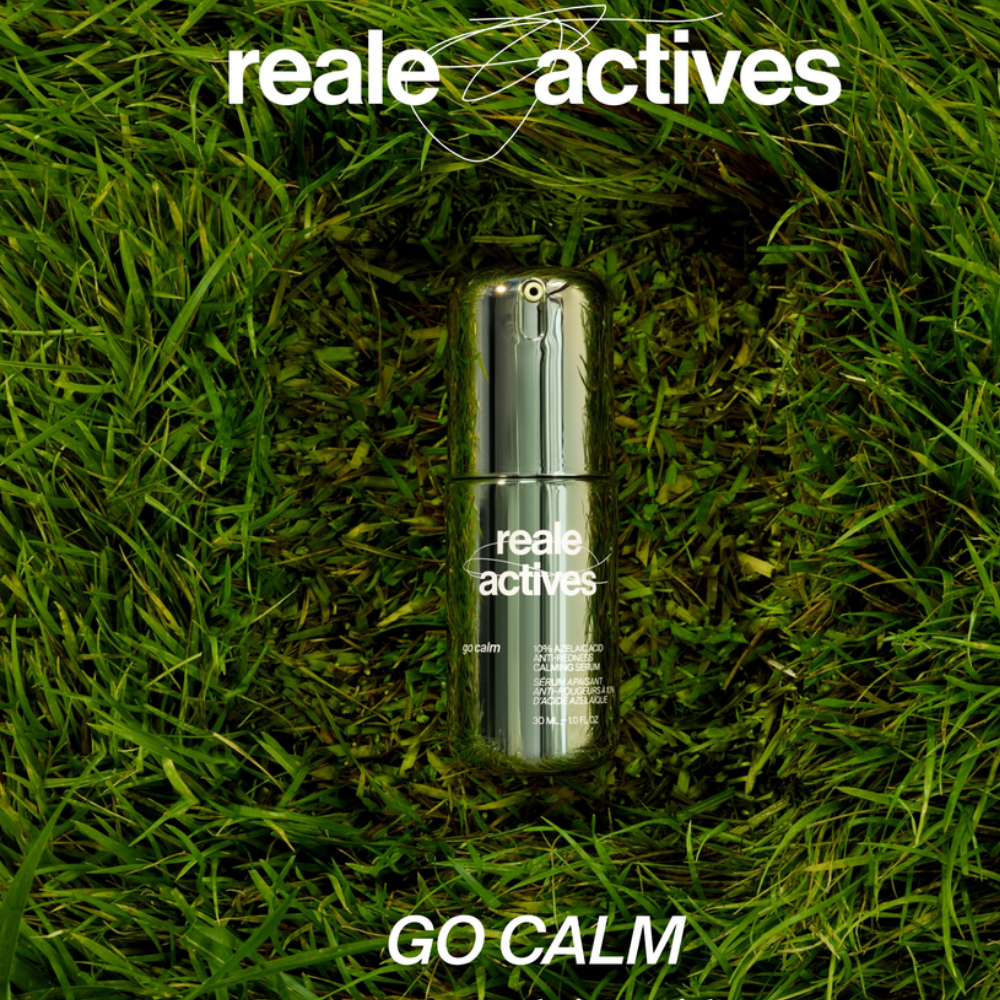 Reale Actives Go Calm Serum (4) Reale Actives Go Calm - serum z 10% kwasem azelainowym w zielonym opakowaniu przedstawione na tle świeżej trawy.