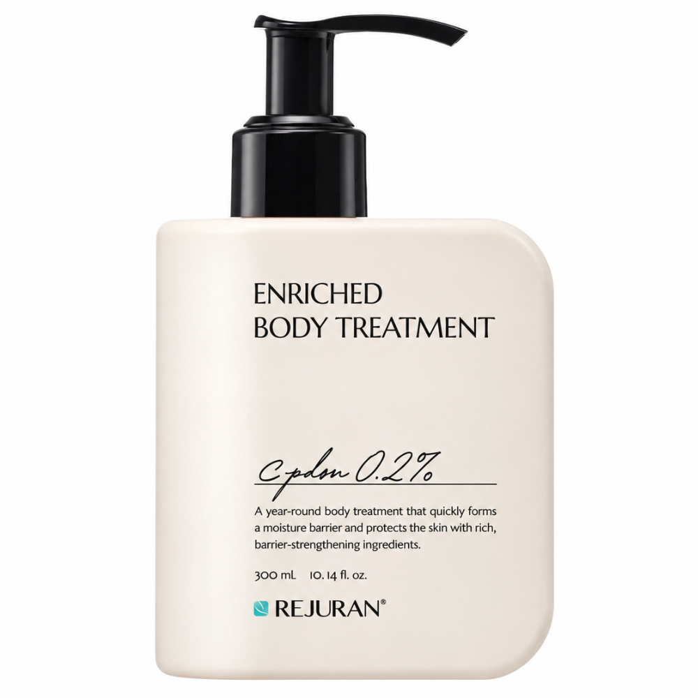 Rejuran Enriched Body Treatment C PDRN 0.2% - balsam z efektem baby soft skin Rejuran Enriched Body Treatment c-PDRN 0,2% 300 ml - regenerujący i nawilżający balsam do ciała z PDRN. Kremowa, prostokątna butelka z czarną pompką i logo Rejuran, przedstawiona na białym tle.