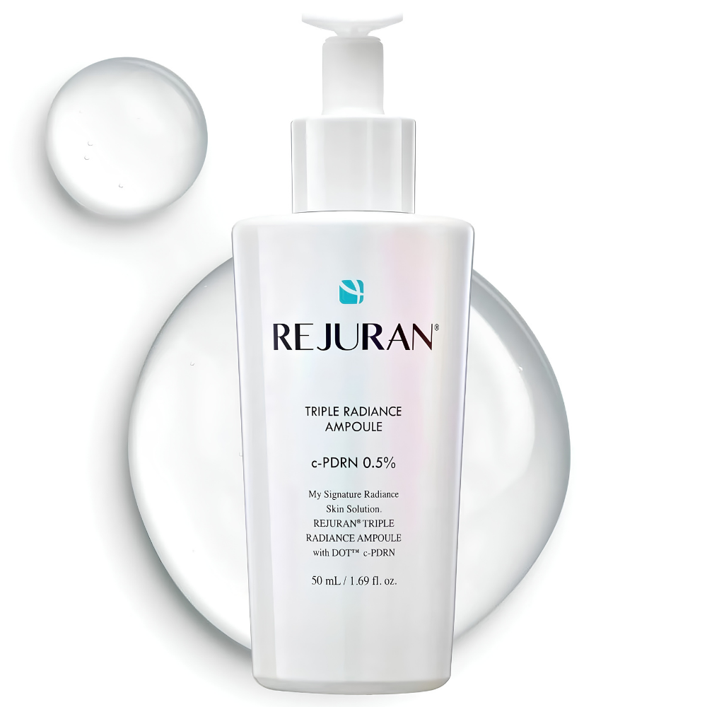 Rejuran Healer Triple Radiance Ampoule C PDRN 0.5% (2) REJURAN Healer Triple Radiance Ampoule c-PDRN 0.5% 50 ml - koreańska ampułka rozświetlająca, wygładzająca i wyrównująca koloryt skóry, perłowa butelka z pompką na białym tle z transparentnymi kroplami serum.
