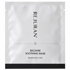 REJURAN Professional Recover Soothing Mask 25 ml - koreańska maska kojąca i regenerująca z c-PDRN w eleganckiej, srebrnej saszetce z pionowym logo REJURAN, czarnym paskiem u dołu i napisem Recover Soothing Mask. Produkt przedstawiony na białym tle.