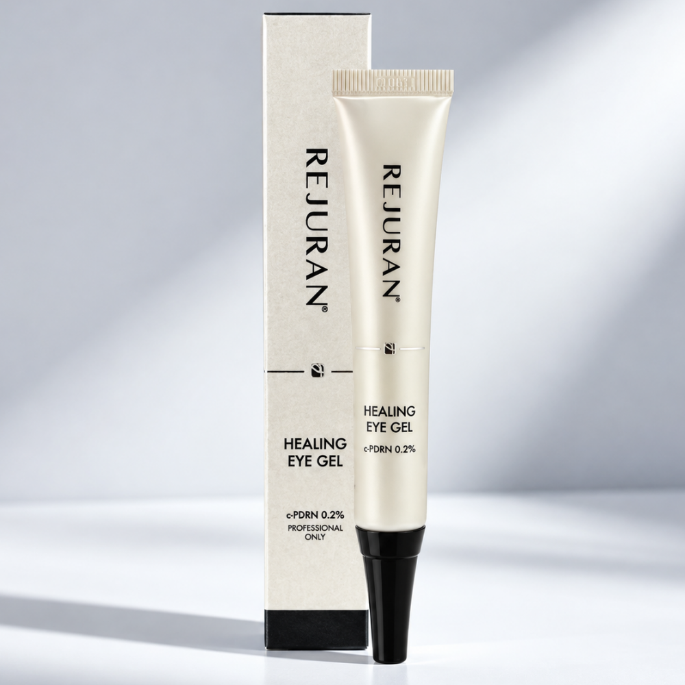 Rejuran Proffessional Healing Eye Gel C PDRN 0.2% - gładkie i wypoczęte spojrzenie Rejuran Healing Eye Gel c-PDRN 0,2% 15 ml - regenerujący i nawilżający żel pod oczy wspierający wygładzenie kurzych łapek i drobnych linii. Perłowobeżowa tubka z czarnym aplikatorem i oryginalnym kartonikiem Rejuran na jasnym tle.