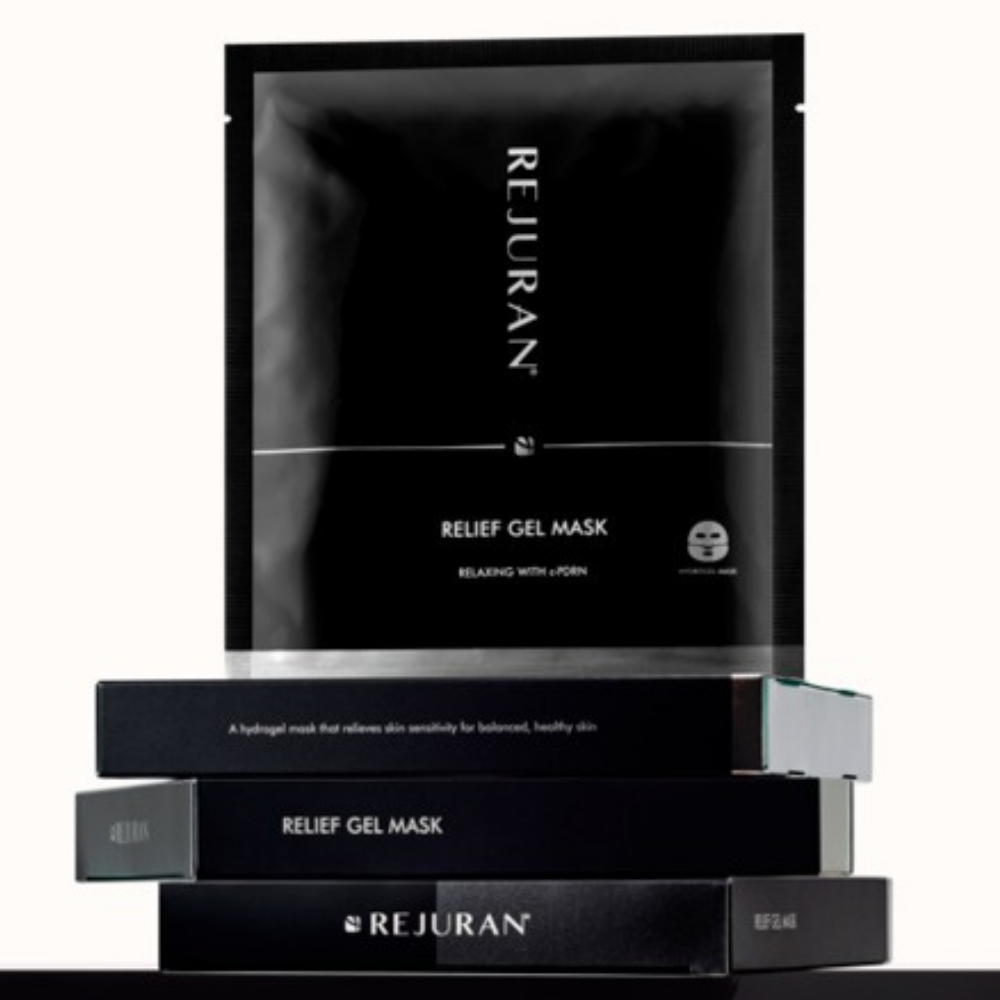 Rejuran Relief Gel Mask REJURAN Relief Gel Mask - hydrożelowa maska do twarzy z c-PDRN, przedstawiona w eleganckim czarnym opakowaniu wraz z pudełkami produktu, przeznaczona do intensywnej pielęgnacji i ukojenia skóry.