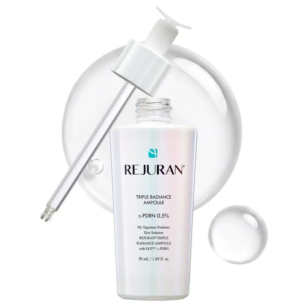 Rejuran Triple Radiance Ampoule c PDRN 0.5% (2) REJURAN Triple Radiance Ampoule c-PDRN 0,5% 50 ml - rozświetlająca ampułka do twarzy w perłowej butelce z pipetą, przedstawiona na tle transparentnych kropli serum.