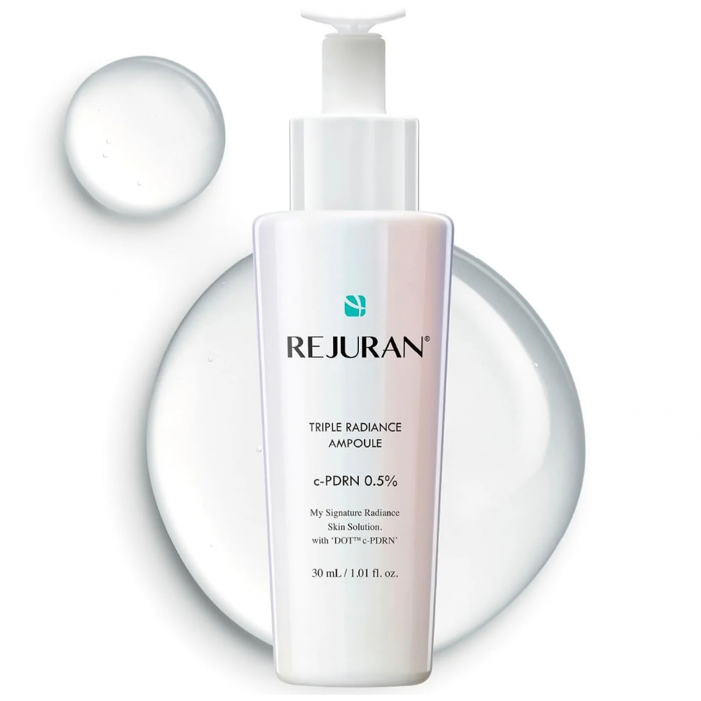 Rejuran Triple Radiance Ampoule c PDRN 0.5% REJURAN Triple Radiance Ampoule c-PDRN 0,5% - koreańska ampułka rozświetlająca do twarzy w perłowej butelce z pompką, przedstawiona na tle transparentnej konsystencji serum.