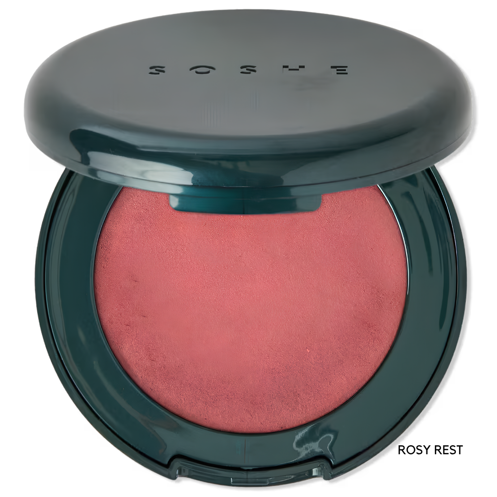 Soshe Blurring Pillow Blush Soshe Blurring Pillow Blush Rosy Rest - róż do policzków w subtelnym, przygaszonym różowym odcieniu, zamknięty w eleganckim, ciemnym kompakcie z logo SOSHE, prezentowany na białym tle.