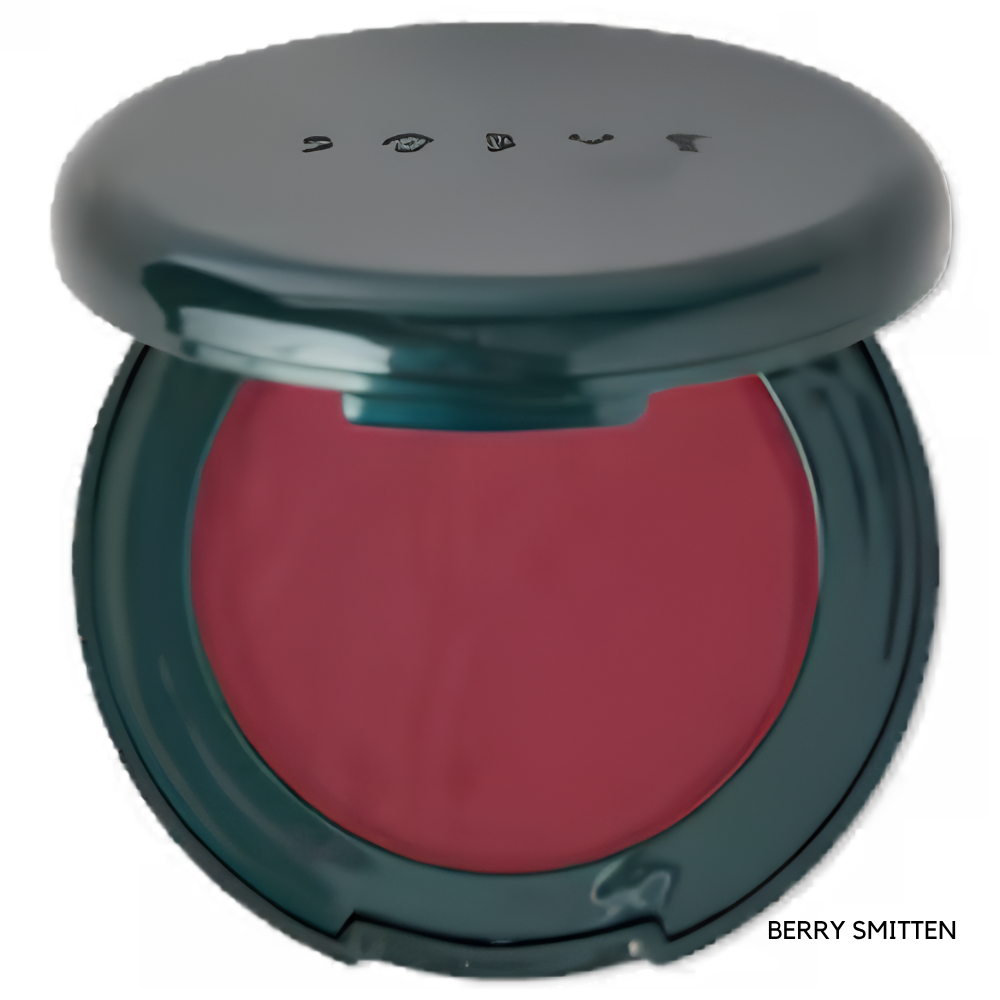 Soshe Blurring Pillow Blush (3) Soshe Blurring Pillow Blush Berry Smitten - róż do policzków w intensywnym, jagodowo-malinowym odcieniu, zamknięty w eleganckim, ciemnym kompakcie z logo SOSHE, prezentowany na białym tle.