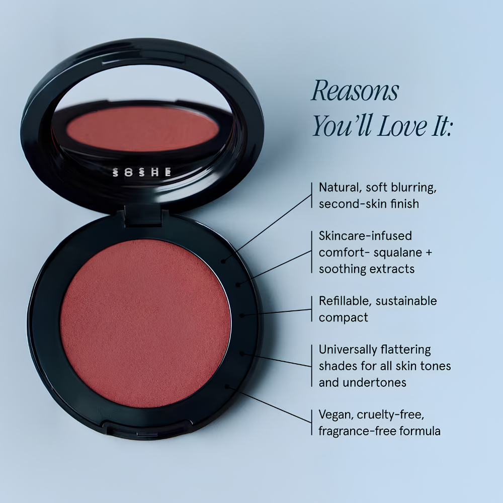 Soshe Blurring Pillow Blush (6) Soshe Blurring Pillow Blush - róż do policzków w eleganckim, czarnym kompakcie z lusterkiem na błękitnym tle. Grafika przedstawia zalety produktu: naturalne wykończenie z efektem optycznego wygładzenia skóry, pielęgnującą formułę ze skwalanem i kojącymi ekstraktami, wymienne wkłady, odcienie dopasowane do różnych karnacji oraz wegańską formułę bez substancji zapachowych, nietestowaną na zwierzętach.
