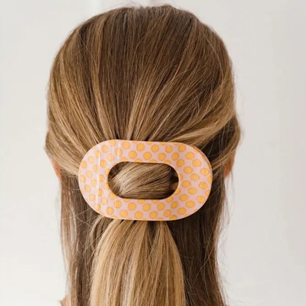 Teleties Hair Clip Flat Round Large Size (5) TELETIES Flat Round Large - pudroworóżowa klamra w musztardowe kropki założona na półupięcie długich blond włosów.