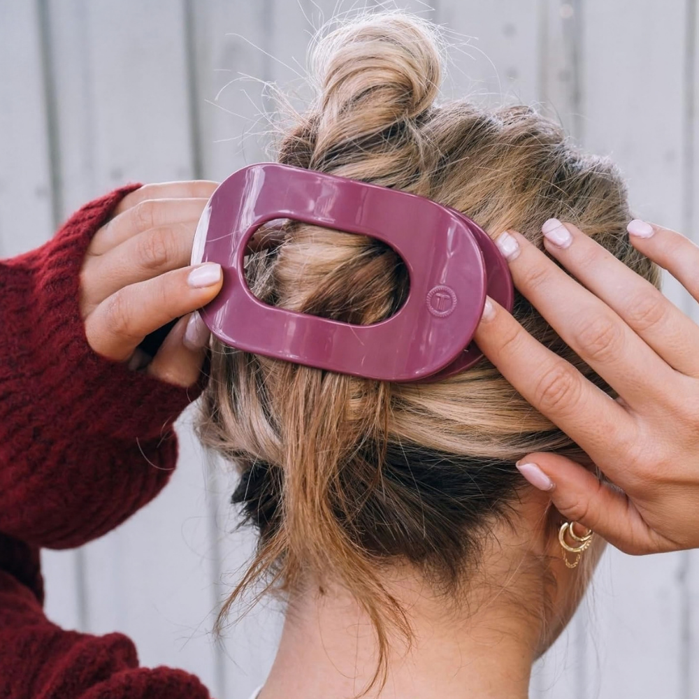 Teleties Hair Clip Flat Round Large Size (7) TELETIES Flat Round Large - duża płaska klamra w odcieniu głębokiego malinowego różu używana do upięcia blond włosów w luźny kok.