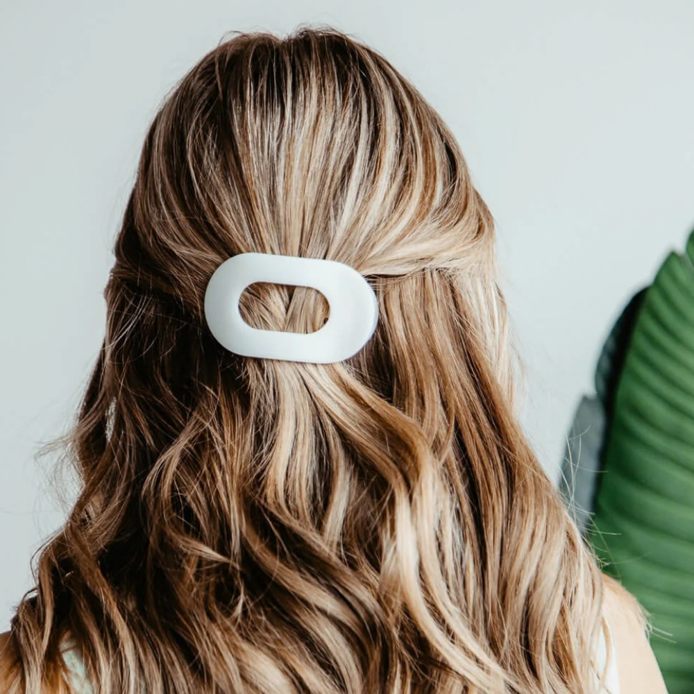 Teleties Hair Clip Flat Round Small Size (2) TELETIES Flat Round Small - biała płaska klamra do włosów w małym rozmiarze, użyta do delikatnego półupięcia długich, falowanych blond włosów.