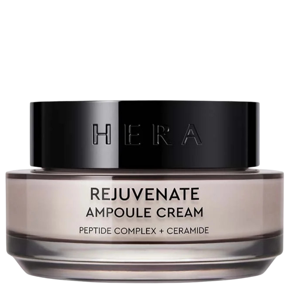 HERA Rejuvenate Ampoule Cream HERA Rejuvenate Ampoule Cream - koreański krem do twarzy z kompleksem peptydowym i ceramidami, przeznaczony do pielęgnacji skóry suchej, dojrzałej i z oznakami utraty jędrności. Elegancki słoiczek o pojemności 50 ml z czarną nakrętką na białym tle.