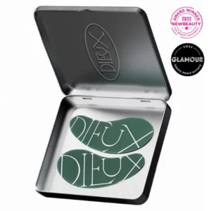 Start 148 Otwarte metalowe pudełko z parą silikonowych płatków Dieux Skin Forever Eye Mask w kształcie skrzydeł. Na wieku wytłoczone logo marki. Tło białe.