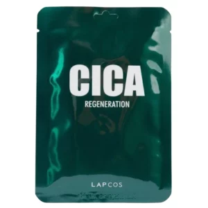 Na zdjęciu widać opakowanie maski Lapcos Cica Regeneration, w ciemnozielonym kolorze, z dużym białym napisem "CICA Regeneration" na środku. Jest to maska regenerująca, która prawdopodobnie zawiera ekstrakt z wąkroty azjatyckiej (Centella Asiatica), znanej ze swoich właściwości łagodzących i regenerujących skórę. Na dole opakowania znajduje się logo marki "Lapcos".