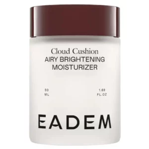 Produkt Eadem Cloud Cushion Airy Brightening Moisturizer w szklanym słoiczku z bordową nakrętką. Na etykiecie widnieje nazwa produktu oraz jego pojemność – 50 ml (1.69 FL.OZ).