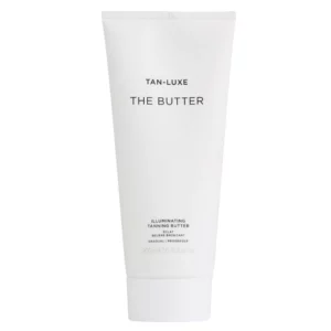 Na obrazku znajduje się tubka białego kremu opalającego oznaczona logo "TAN-LUXE" i napisem "THE BUTTER". Opis na tubce mówi, że jest to "illuminating tanning butter", czyli rozświetlające masło opalające. Krem jest przeznaczony do stopniowego opalania. Pojemność produktu wynosi 200 ml.