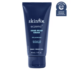 Ciemnoniebieska tubka z napisem „Skinfix Eczema+ Hand Relief Cream”. Na etykiecie podkreślono, że produkt jest środkiem ochronnym do skóry opracowanym we współpracy z dermatologami. Tubka wskazuje pojemność 90 mL (3 fl oz) i informuje, że produkt jest wegański oraz nietestowany na zwierzętach.