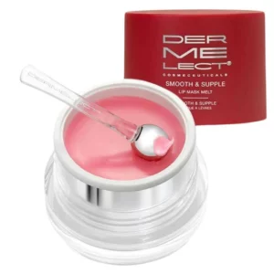 Na obrazku znajduje się Otwarty słoik z różowym produktem "DERMELECT SMOOTH & SUPPLE LIP MASK MELT", z którego aplikator unosi odrobinę produktu, umieszczony na białym tle obok czerwonego opakowania.