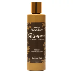 Na obrazku znajduje się butelka kosmetyku do opalania z napisem "Amazing Maui Babe Shimmer BROWNING FORMULA". Butelka jest brązowa z złotą nakrętką i ma pojemność 8 fl oz/236 ml. Opakowanie zdobią motywy palm i jest oznaczone jako zawierające szybko działające składniki z Hawajów.