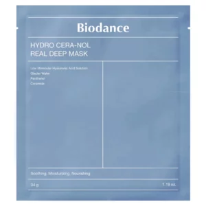 Zdjęcie przedstawia opakowanie maski do twarzy Biodance Hydro Cera-Nol Real Deep Mask w odcieniu delikatnego błękitu. Na opakowaniu widnieją informacje o kluczowych składnikach, takich jak niskocząsteczkowy kwas hialuronowy, woda lodowcowa, pantenol i ceramidy. Produkt przeznaczony jest do nawilżania, odżywiania i łagodzenia skóry, a jego waga wynosi 34 g (1,19 oz).