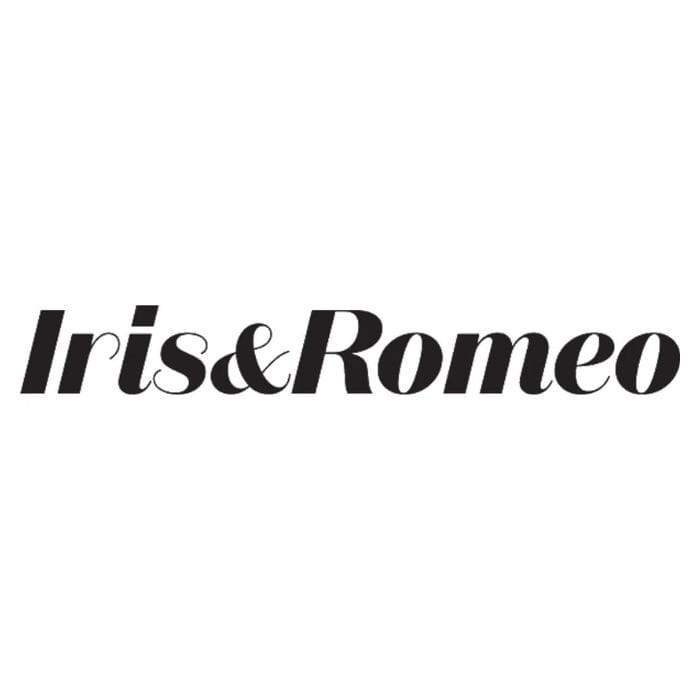 elegancką czcionką, gdzie słowa "Iris" i "Romeo" są oddzielone znakiem "&" z lekko zwiniętymi kręgami. Styl czcionki jest nowoczesny z klasycznymi akcentami