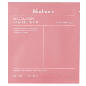 Zdjęcie przedstawia różowe opakowanie maski do twarzy Biodance Bio Collagen Real Deep Mask. Na opakowaniu widnieją informacje o składnikach, takich jak filtrat fermentacji Galactomyces, niskocząsteczkowy kwas hialuronowy i kolagen. Produkt przeznaczony jest do nawilżania, udoskonalania wyglądu porów i poprawy elastyczności skóry. Waga maski wynosi 34 g (1,19 oz).