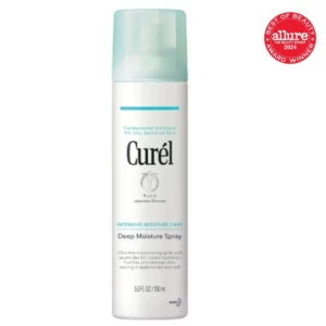 Biała butelka sprayu Curel Deep Moisture Spray o pojemności 150 ml, z turkusowym wieczkiem, oznaczona symbolem Allure Best of Beauty Award Winner 2024, przeznaczona do intensywnego nawilżenia suchej i wrażliwej skóry.