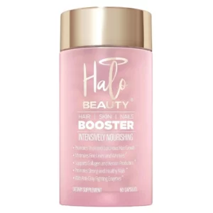 Na obrazku znajduje się opakowanie suplementu diety marki Halo Beauty. Opakowanie jest w różowym kolorze z złotą zakrętką. Na etykiecie widnieje logo "Halo Beauty", poniżej znajdują się napisy "HAIR | SKIN | NAILS BOOSTER" oraz "INTENSIVELY NOURISHING". Opis produktu informuje, że suplement wspiera wzrost gęstych i luksusowych włosów, minimalizuje drobne linie i zmarszczki, wspomaga produkcję kolagenu i keratyny, promuje silne i zdrowe paznokcie oraz zawiera enzymy przeciwdziałające siwieniu. Na dole etykiety znajduje się informacja, że opakowanie zawiera 60 kapsułek.