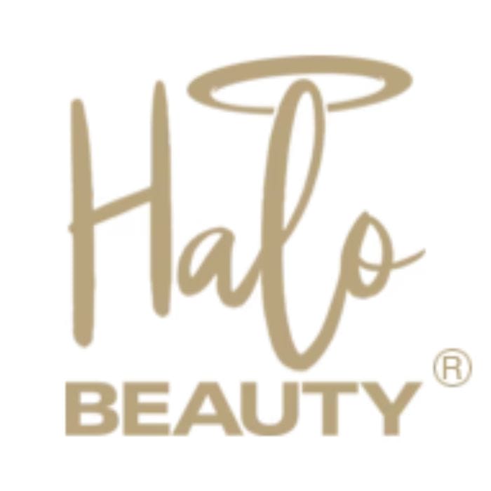 Na obrazku znajduje się logo marki Halo Beauty. Napis "Halo" jest zapisany elegancką, stylizowaną czcionką w złotym kolorze, nad literą "H" znajduje się rysunek aureoli. Pod napisem "Halo" znajduje się napis "BEAUTY" zapisany prostą, pogrubioną czcionką również w złotym kolorze.