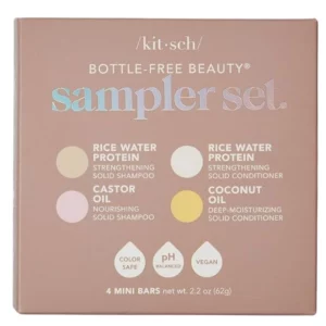 Opakowanie Kitsch Sampler Set z napisem ‘Bottle-Free Beauty Sampler Set’. Na opakowaniu znajdują się cztery okrągłe symbole oznaczające: Rice Water Protein Strengthening Solid Shampoo, Castor Oil Nourishing Solid Shampoo, Rice Water Protein Strengthening Solid Conditioner oraz Coconut Oil Deep-Moisturizing Solid Conditioner. Na dole widoczne są ikony informujące o bezpiecznym użyciu na farbowanych włosach, zrównoważonym pH oraz wegańskiej formule.