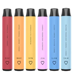 Zdjęcie przedstawia sześć inhalatorów LUVV Inhealer w różnych kolorach, ułożonych obok siebie w jednym rzędzie. Każdy inhalator ma własny, unikalny kolor, co symbolizuje jego specyficzną funkcję lub składniki. Na każdym urządzeniu widoczny jest napis z nazwą głównych składników oraz małe serce na dole, co podkreśla ich przeznaczenie i pozytywne właściwości.