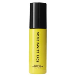 Na obrazku znajduje się żółta buteleczka z czarnym korkiem. Na buteleczce widnieje napis „SOFIE PAVITT FACE” oraz „MANDELIC CLEARING SERUM”. Produkt ma pojemność 30 ml (1 fl. oz) i jest przeznaczony do pielęgnacji twarzy.