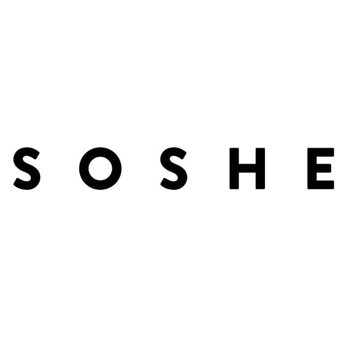 Na obrazku znajduje się logo marki "SOSHE", przedstawione w prostym, minimalistycznym stylu. Napis "SOSHE" jest zapisany dużymi, czarnymi literami na białym tle. Litery są rozmieszczone równomiernie, tworząc estetyczny i nowoczesny wygląd.