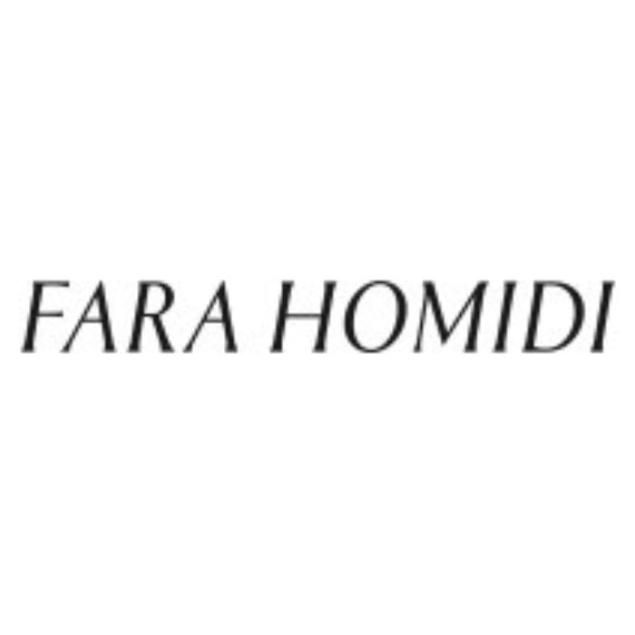 Na obrazku znajduje się logo marki Fara Homidi. Logo jest proste i eleganckie, składa się z czarnego napisu "FARA HOMIDI" na białym tle. Litery są pisane klasyczną, elegancką czcionką.